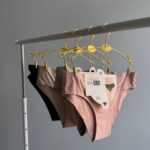 Besiūlės kelnaitės Lydia